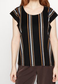 Top negro de manga corta con rayas verticales en naranja, azul y blanco. Tejido texturizado con escote redondeado.