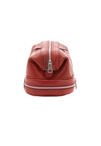 Rode leren tas met ritssluiting in een ronde vorm, voorzien van twee parallelle ritsen bovenop en een textuur voor grip.