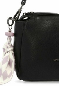 Borsa a tracolla nera in pelle con hardware argentato, chiusura con zip e un tassello in tessuto a motivo viola chiaro attaccato all'anello della tracolla.