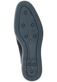 Semelle d'une chaussure Bugatti bleu marine avec une semelle texturée antidérapante et des clous hexagonaux, marquée de la taille 42 au niveau du talon.