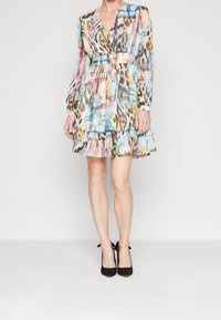 Mehrfarbiges Langarmkleid mit V-Ausschnitt, taillierter Taille und Rüschensaum. Verfügt über ein abstrahiertes Tiermuster und einen leichten Stoff.