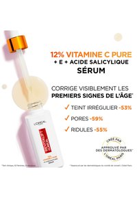 Le sérum Revitalift de L'Oréal dans un flacon blanc comprend un compte-gouttes avec un capuchon orange. Le sérum est jaune clair avec une texture lisse.