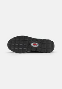 Suola di scarpa in gomma nera con un motivo a griglia testurizzato, caratterizzata da un logo centrale con dettagli rossi. Tread rettangolari disposti uniformemente per garantire aderenza.