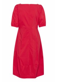 Crvena haljina s naboranim rukavima, kvadratnim izrezom i patentnim zatvaračem na leđima, izrađena od glatkog, laganog tkanja te kroja A-linije.