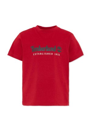 Rood T-shirt met korte mouwen, groene Timberland-logo en boom symbool boven witte tekst met de tekst "Established 1973" aan de voorkant.