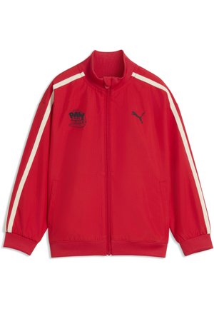 Rød lynlåstrøje med hvide striber på ærmerne, sort Puma-logo på højre bryst og "Paw Patrol The Movie"-emblem på venstre bryst.