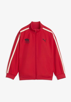 Rød lynlåstrøje med hvide striber på ærmerne, sort Puma-logo på højre bryst og "Paw Patrol The Movie"-emblem på venstre bryst.