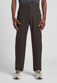 Pantaloni esterni marroni con taglio dritto, realizzati in materiale leggero, dotati di molteplici tasche e chiusura con bottone in vita.