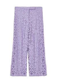 Culottes en dentelle de couleur violet clair, ornées de motifs floraux délicats. Forme évasée avec une taille lisse. Texture légère et semi-transparente.