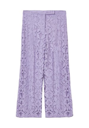 Spitzen-Culottes in Helllila mit filigranen Blumenmustern. Ausgestellte Form mit glattem Taillenbund. Leichter, halb transparenter Stoff.