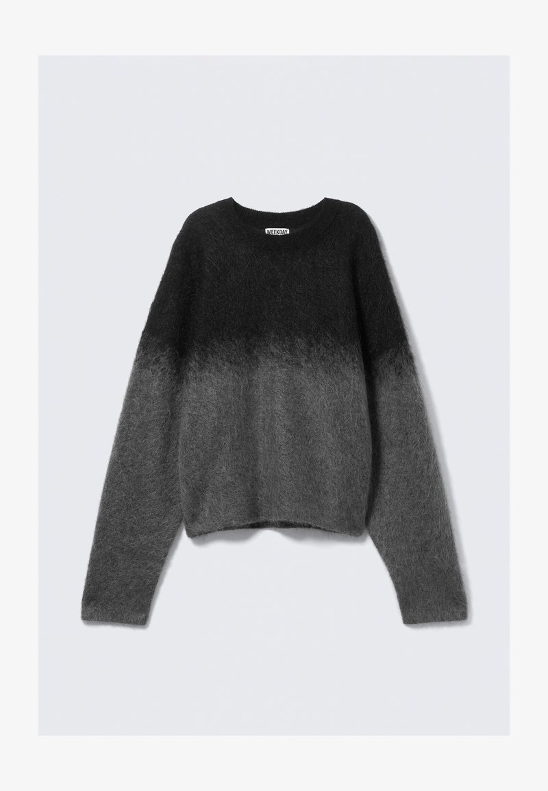 Pull en laine avec un col rond, fabriqué dans un tissu doux et duveteux. Présente un dégradé de gris foncé à gris clair, avec de longues manches.
