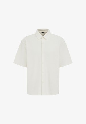 Lühikeste varrukatega valge nööpidega särk, millel on klassikaline krae ja lõdvestunud lõige, valgel taustal.