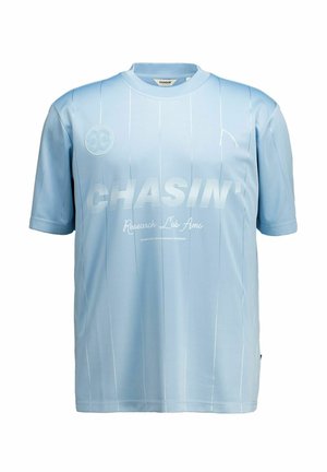 Lichtblauw sportshirt met korte mouwen, dunne verticale strepen en de tekst "CHASIN' Research Lab Ams" aan de voorkant, ronde hals.