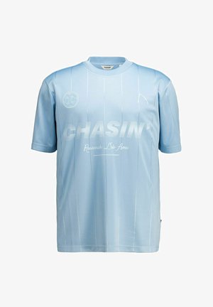Világoskék rövid ujjú sportpóló vékony függőleges csíkokkal és "CHASIN' Research Lab Ams" felirattal az elején, kerek nyakkivágással.