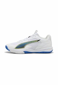 Zapatilla deportiva blanca con una franja curva azul y negra, suela exterior azul, cierre de cordones en la parte frontal y suela texturizada, mostrada en perfil derecho.
