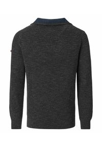 Dunkelgrauer Strickpullover mit strukturiertem Finish, ausgestattet mit einem kontrastierenden marineblauen Kragen und langen Ärmeln. Keine sichtbaren Logos oder Verzierungen.