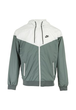 Giacca a vento Nike in grigio chiaro e verde. Dotata di cappuccio, zip frontale, tasche laterali, polsini elastici e design a blocchi di colore geometrici.