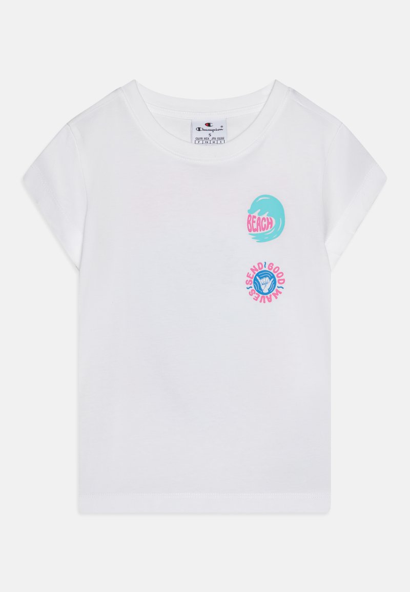 T-shirt branca de algodão com mangas curtas, apresentando gráficos coloridos com tema de praia: uma onda azul e dois ícones redondos com texto em rosa e azul.