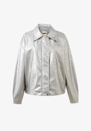 Zilverkleurige metalen jas met een kraag, lange mouwen en twee zijzakken. Voorzien van een knoopsluiting en een gladde textuur.