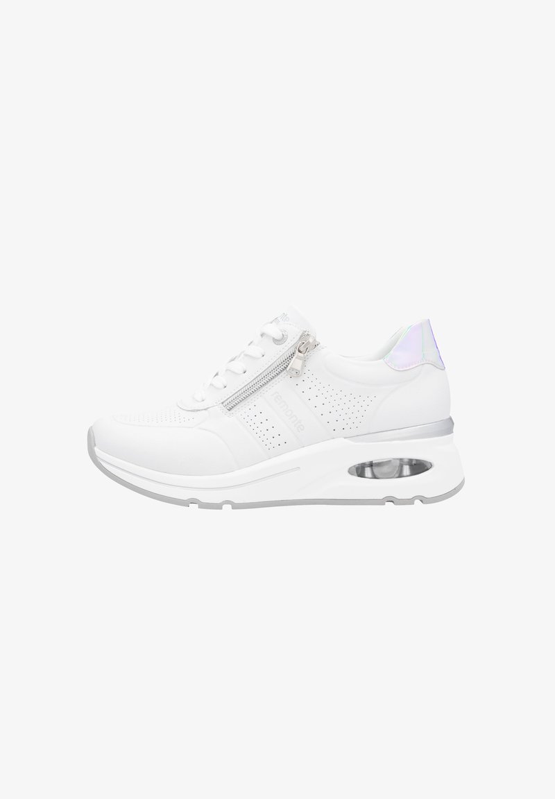 Witte sportschoen met een bovenwerk van mesh, geperforeerde details, zilveren accenten, een zijrits en een zichtbare luchtkussenzool.