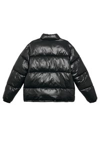 Melnā pūkaina jakā ar spīdīgu apdari, ar īsu dizainu, garām piedurknēm un horizontālu quilting šuvēm. Nav redzamu detaļu.