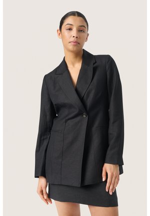 Sort skræddersyet blazer med revers, enkelt knaplukning og to forlommer. Tekstureret stof og lange ærmer, parret med en tætsiddende nederdel.