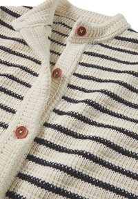 Gebreide cardigan in crème met marineblauwe horizontale strepen. Heeft een gestructureerde stof, een ronde kraag en twee bruine knopen aan de voorkant.