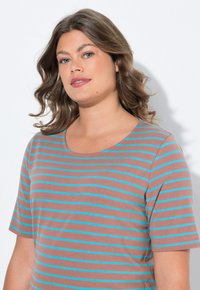 Camiseta a rayas con líneas horizontales en marrón y turquesa, escote redondo, mangas cortas y una textura de tela suave.