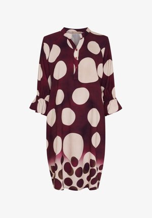 Maroons farvet linnedragt med store cremede prikker, der har en mandarin krave, knaplukning og voluminøse 3/4 ærmer.