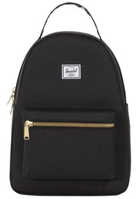 Mochila Herschel negra con forma redondeada, bolsillo frontal con cremallera, detalles de cremallera dorada, textura de tela y un asa superior para llevar.