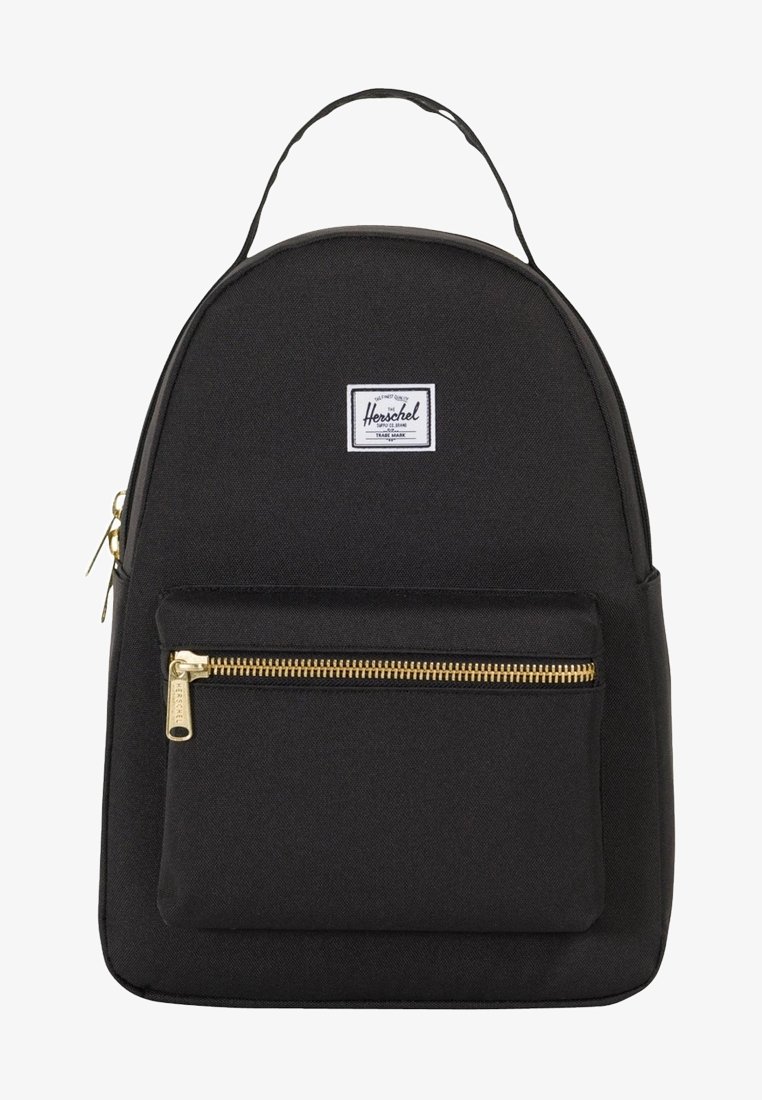 Mochila Herschel negra con forma redondeada, bolsillo frontal con cremallera, detalles de cremallera dorada, textura de tela y un asa superior para llevar.