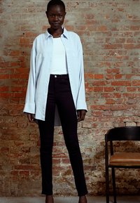 Filippa K LOLA SUPER STRETCH - Calças de ganga de corte skinny - mid dark denim