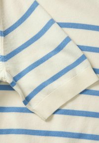 Stribet tekstil med lyseblå og off-white vandrette striber. Blødt, strikket materiale med en glat overflade og et klassisk crew neck design.