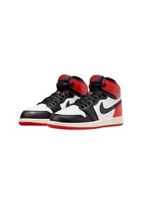 Un paio di sneakers Air Jordan 1 in pelle nera, bianca e rossa con lacci neri e il logo Nike rosso sulla linguetta e sul tallone.