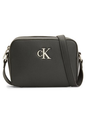 Musta suorakaiteen muotoinen olkalaukku säädettävällä hihnalla, hopeanvärinen vetoketju ja hopeinen "cK"-logo edessä keskellä.