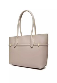 Lichtbeige leren tote bag met twee lange handvatten, een gladde afwerking en een minimalistisch ontwerp met een vooraccentriem en ingetogen hardware.