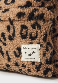 Saco com padrão de leopardo em tecido castanho, apresentando um fleece suave e texturizado com detalhes em preto. Inclui um rótulo branco "Kidzroom".
