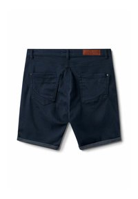 Shorts in denim blu navy con orlo piegato, due tasche posteriori e una etichetta in pelle marrone sulla cintura. Tessuto liscio e design aderente.