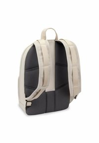 Plecak o beżowym elemencie zewnętrznym i szarej siateczkowej tylnej części, z regulowanymi, wyściełanymi paskami oraz uchwytem do noszenia na górze.
