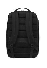 Zaino nero con texture in mesh imbottita. Forma rettangolare, due spallacci regolabili, maniglia superiore e chiusura con zip liscia.