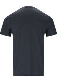 Czarnoszary t-shirt z krótkim rękawem, o okrągłym dekolcie, wykonany z miękkiego, teksturowanego materiału. Widoczne detale szwów na ramionach.