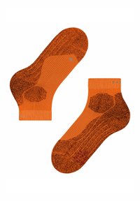 Coppia di calzini alla caviglia arancioni con tacco, punta e supporto per l'arco rinforzati, caratterizzati da un motivo testurizzato e piccole lettere stampate.