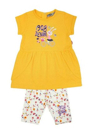 Robe jaune à manches courtes, ornée d'un graphique de lapin ludique et de texte. Collants blancs avec un imprimé floral coloré et le texte "1908 DENIM".