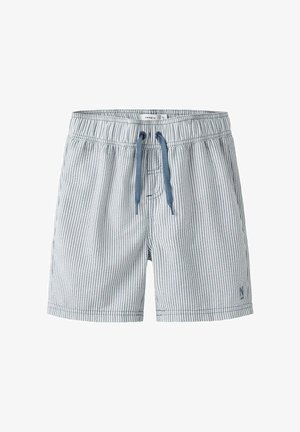 Shorts à rayures verticales bleu clair et blanc avec une ceinture élastique et un cordon de serrage bleu, avec un petit logo sur la jambe inférieure gauche.