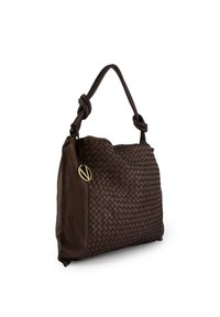 Brązowa skórzana torba o plecionej fakturze, płaskim dnie i zawiązanej rączce. Złote logo w formie akcentu przymocowane z boku.