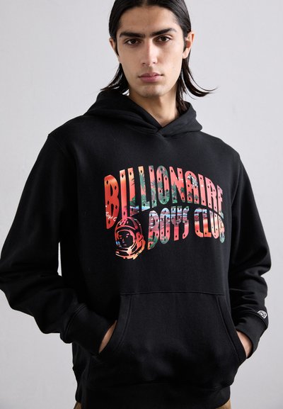 Hoodie noir avec le texte "Billionaire Boys Club" en impression multicolore, doté d'un design de casque spatial et d'une poche kangourou.