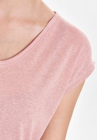 ONLY ONLSILVERY V NECK NOOS - T-shirts basic - mahogany rose