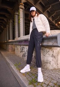 Nike Sportswear PANT - Cargobyxor - black/safety orange