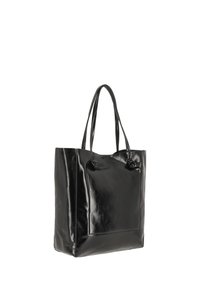 Musta nahkainen olkalaukku kiiltävällä viimeistelyllä, jossa on kaksi kahvaa, etutasku ja yksinkertainen muotoilu. Ei näkyviä kuvioita tai koristeita.