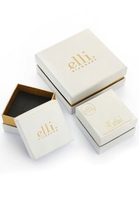 Hvide smykkeskrin med gyldent logo "elli. diamonds." Én boks er åben og viser en sort inderside, en anden boks har en forgyldt foring.